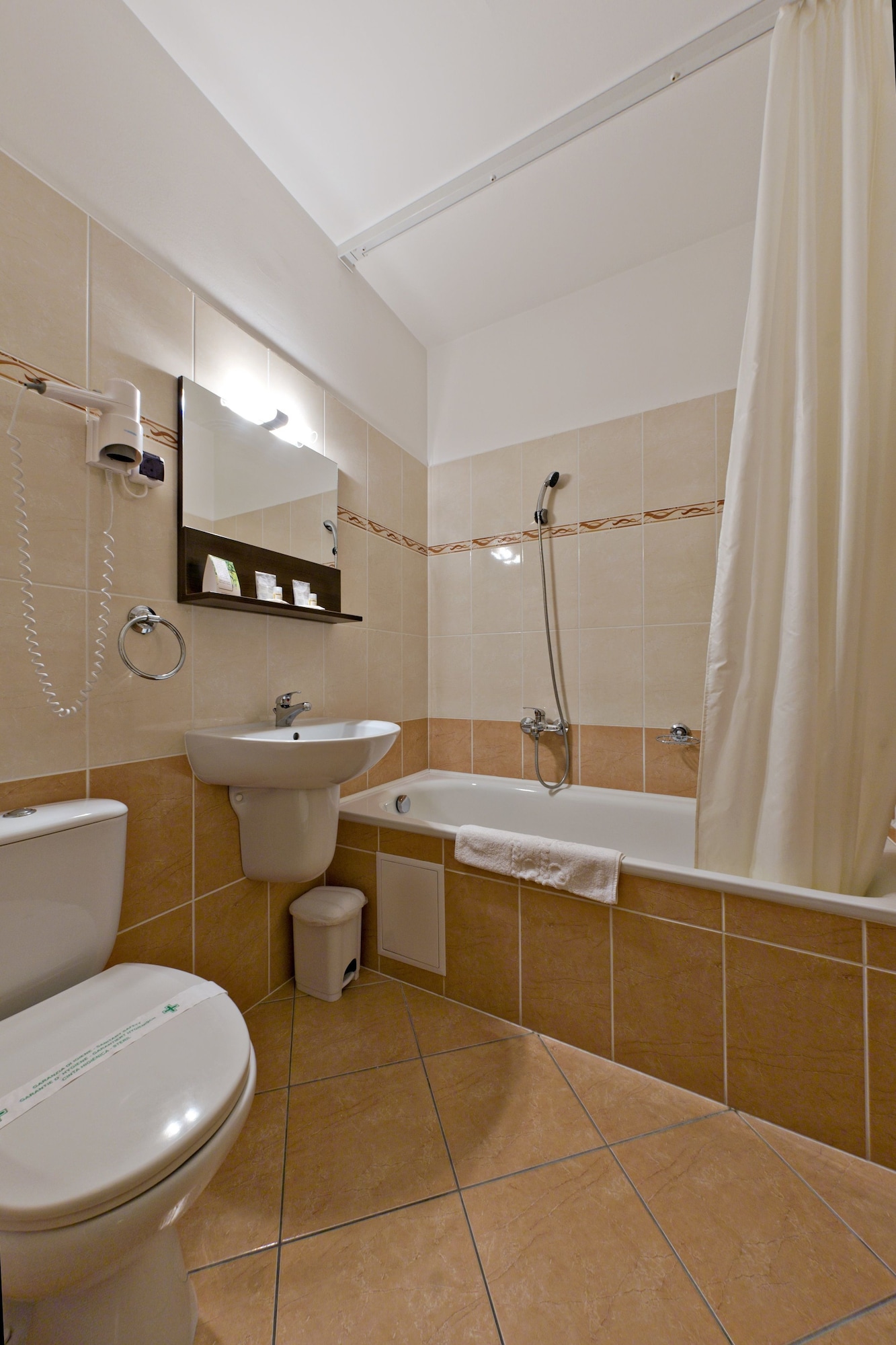 غرفة قياسية ثلاثية بسرير فردي، CIVITAS BOUTIQUE HOTEL 6/7
