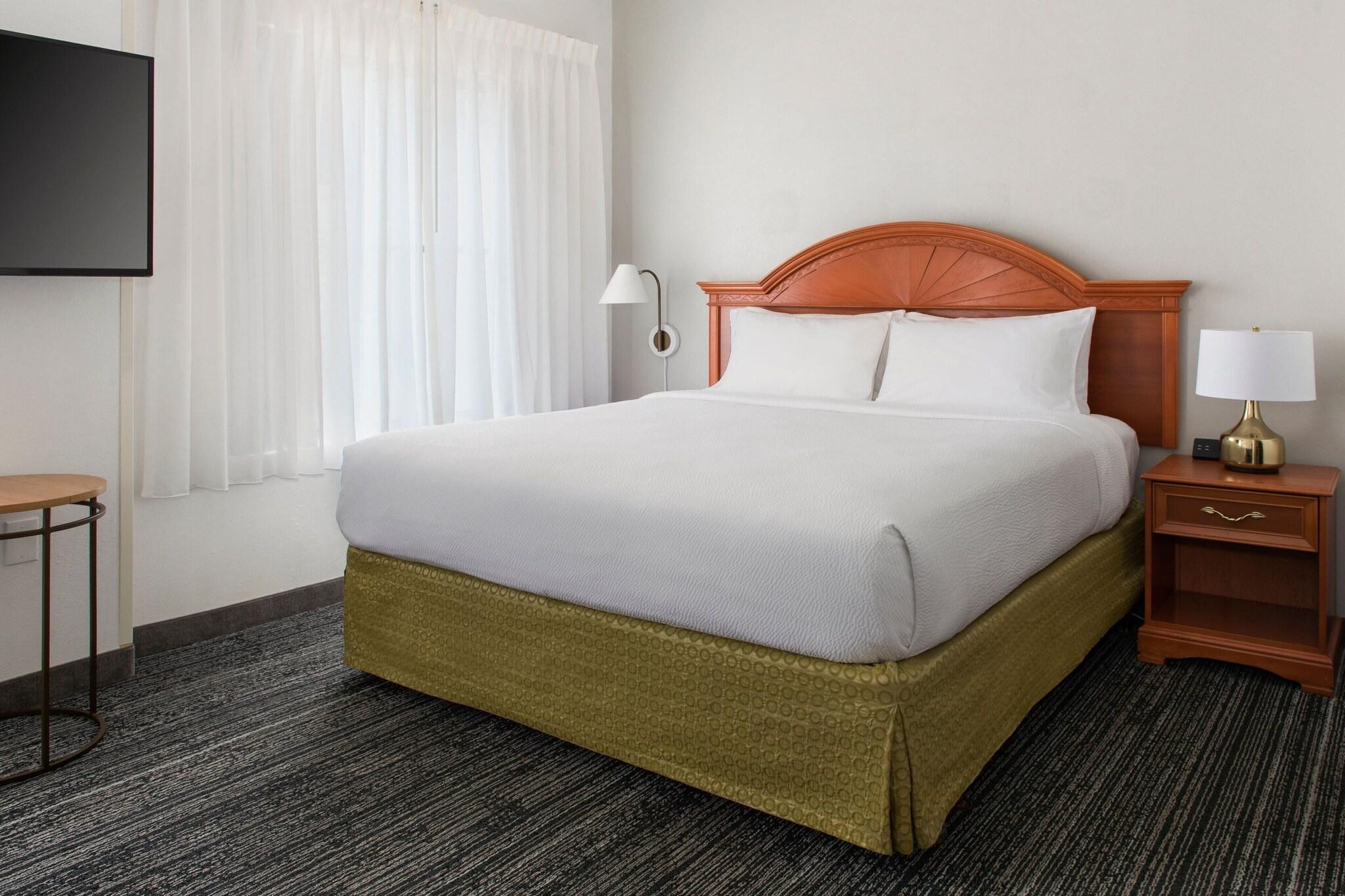 Studio, King Bed
