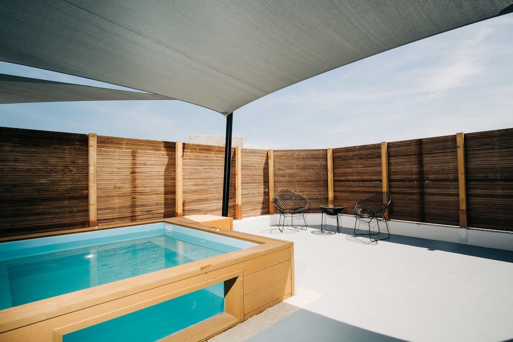 Mesanto Luxury Suites 34/50