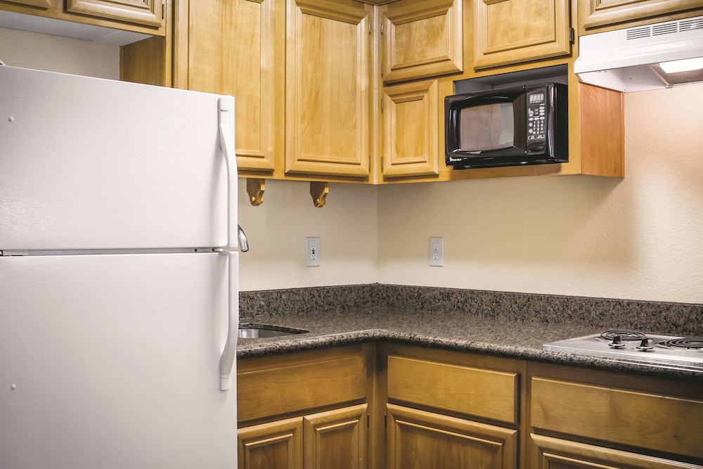 La Quinta Inn & Suites by Wyndham Las Vegas Red Rock 22/42
