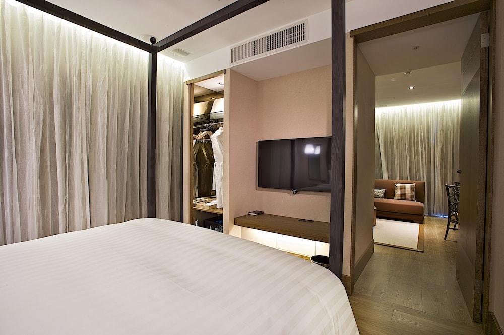 EXECUTIVE, SUITE