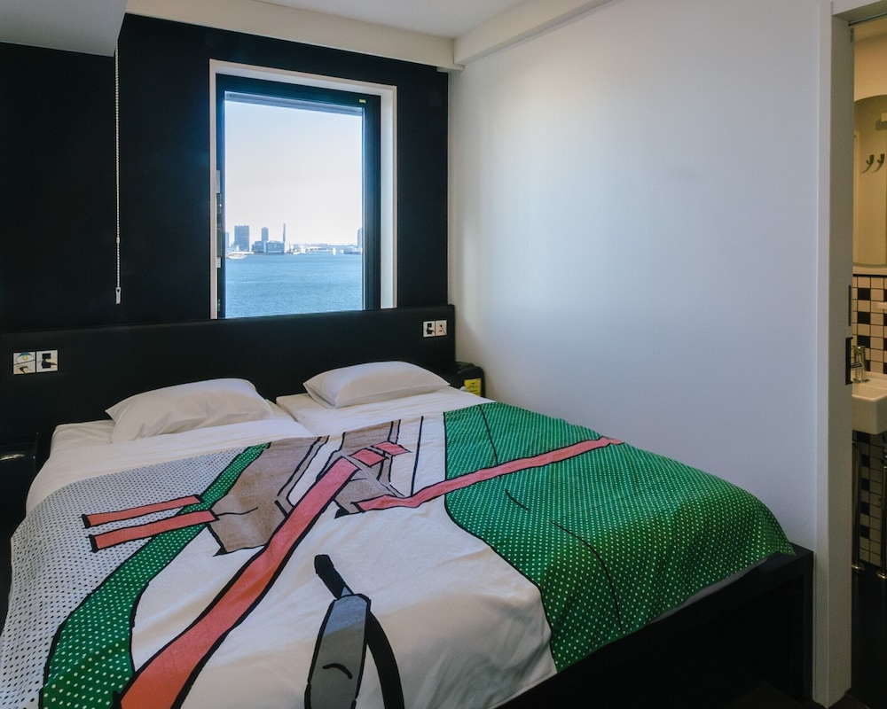 HOLLYWOOD, TWIN BEDS