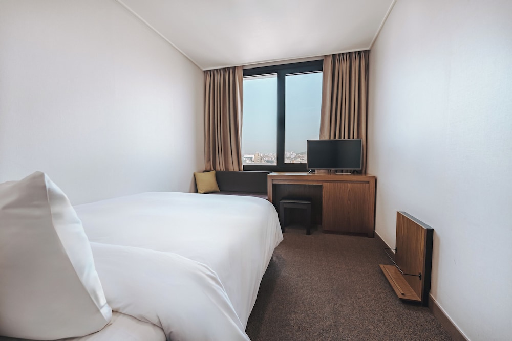 ROOM, SINGLE