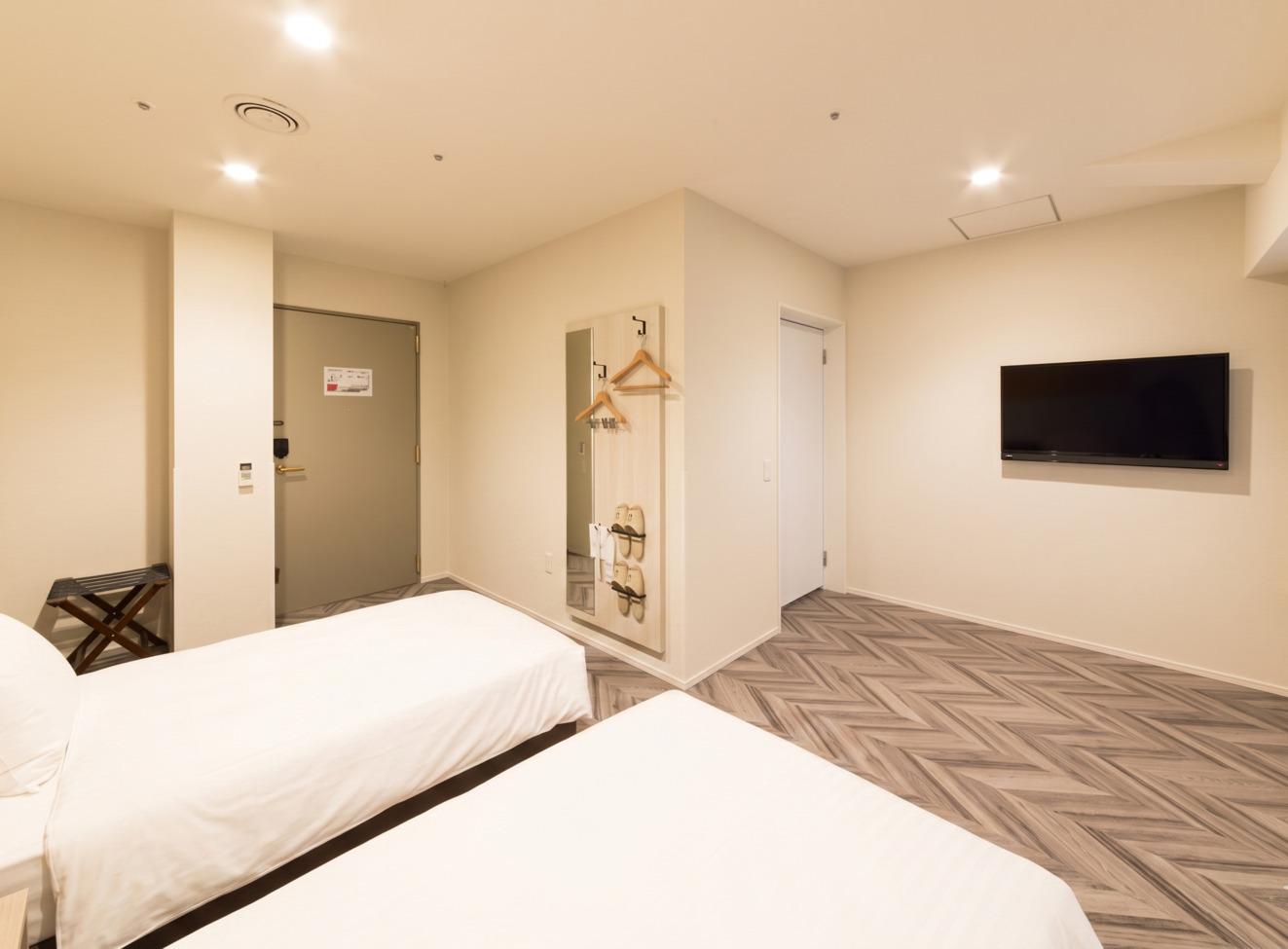 Universal, Twin Beds