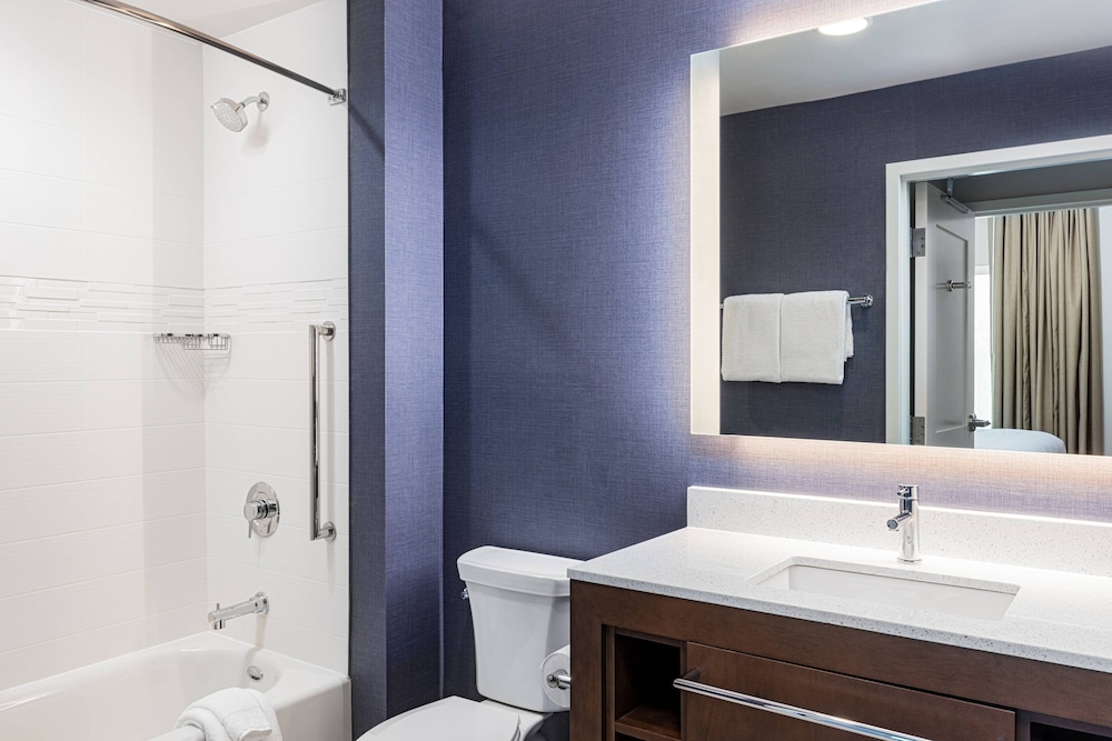 جناح بسريرين كوين بغرفة نوم واحدة مع أريكة، Residence Inn by Marriott Riverside Moreno Valley 2/4