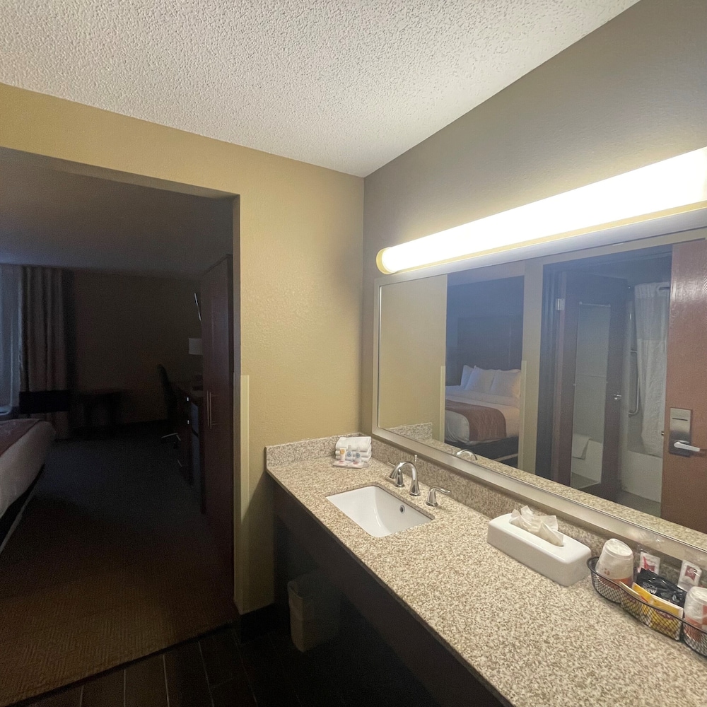 Comfort Inn North Polaris 16/38