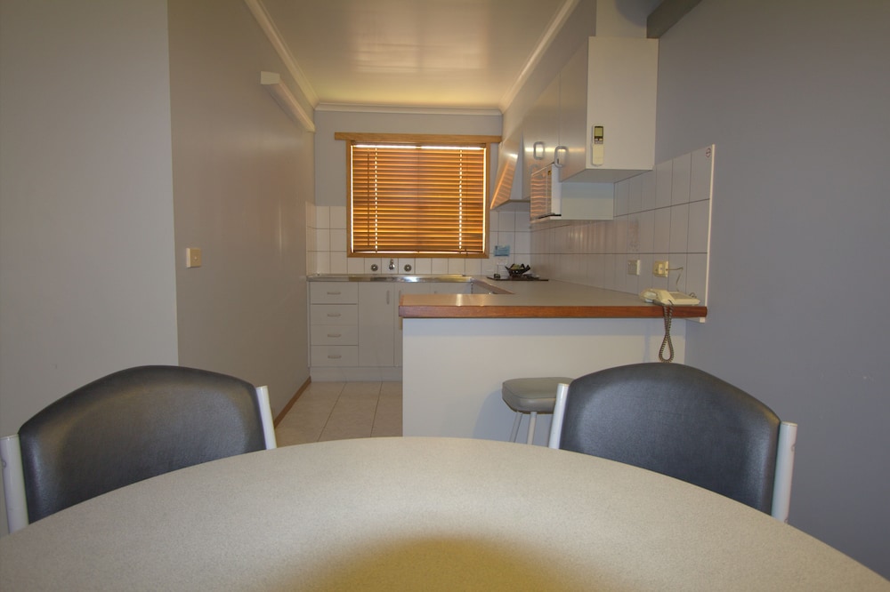 Blue Whale Motor Inn and Apartments 43/55