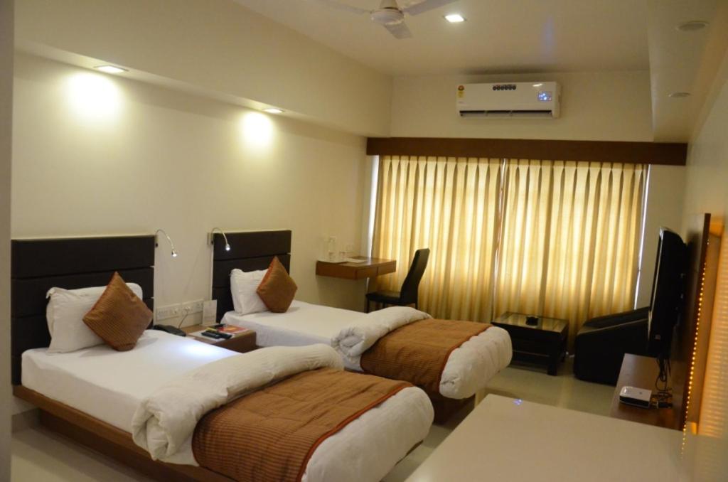 Hotel Yuvraj 12/35