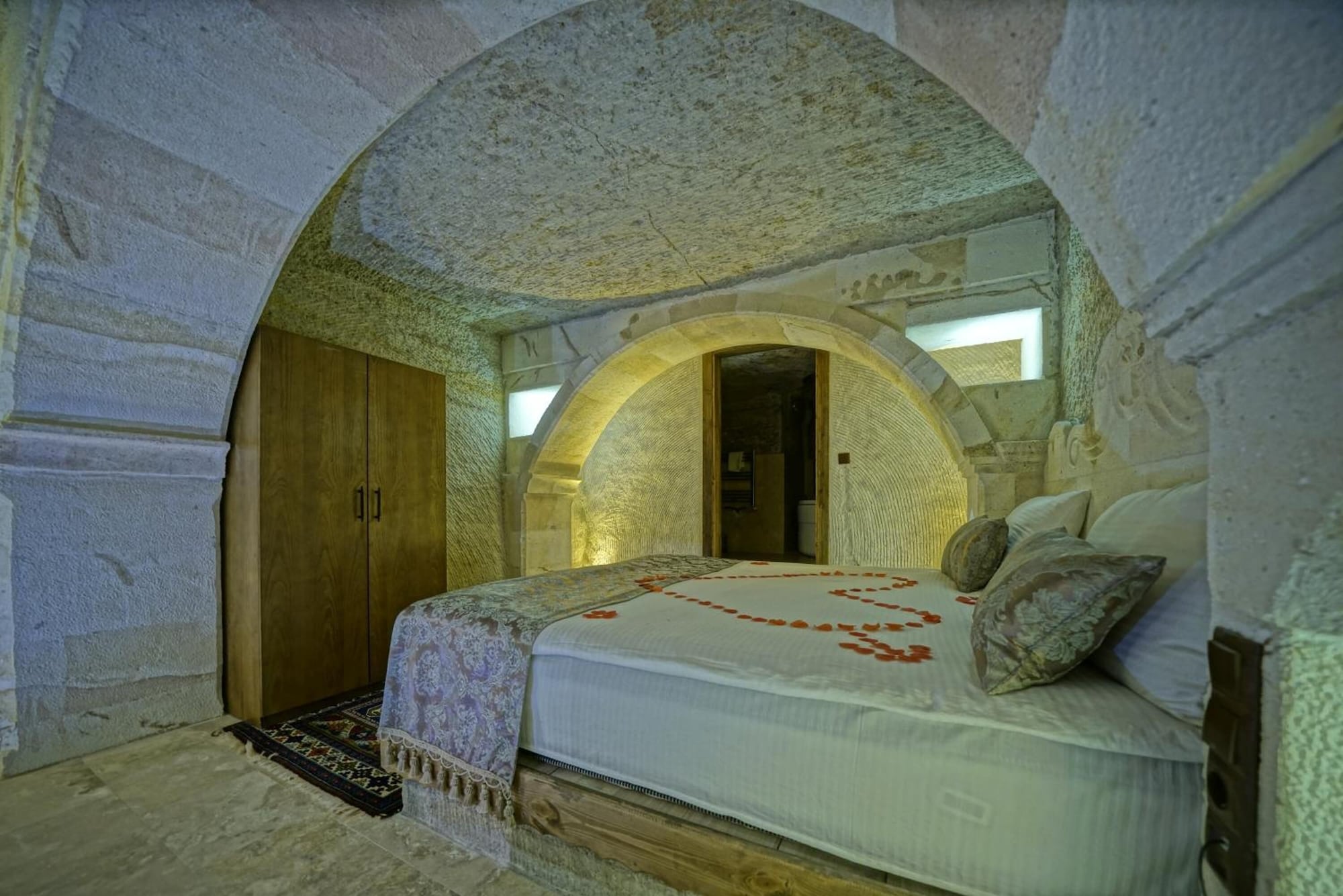 SUPERIOR, LUXURY