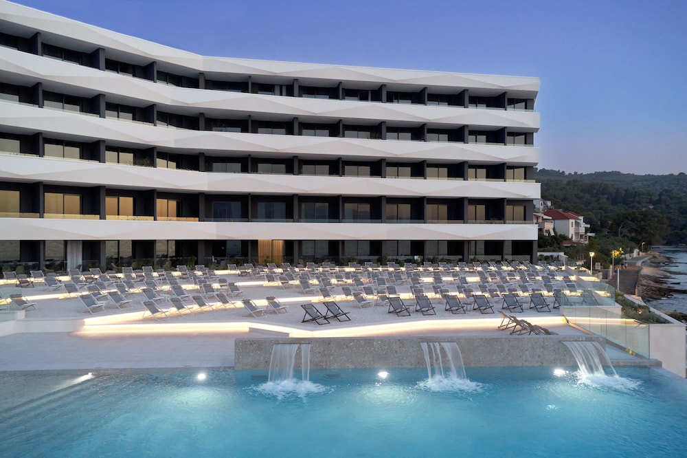 Grand Hotel View 4/86