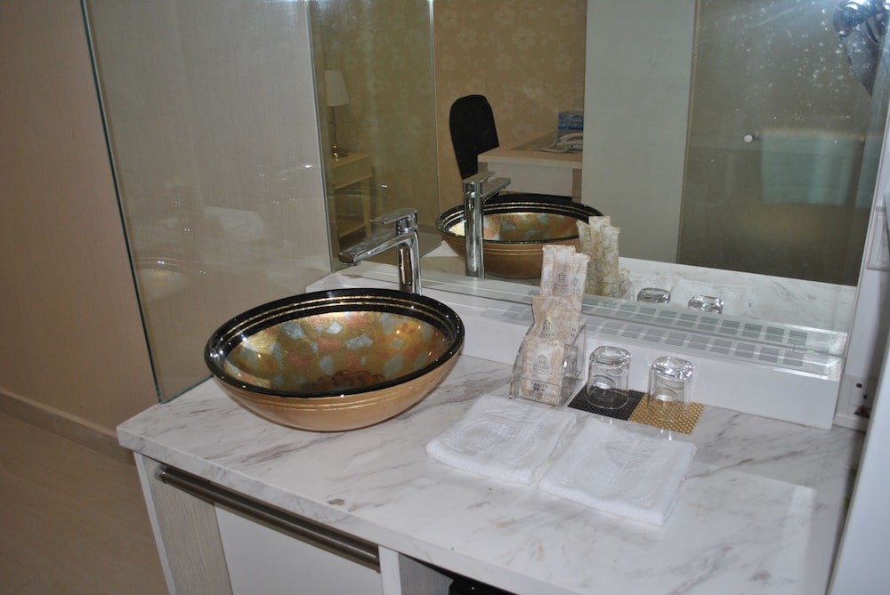JAYLEEN CLARKE QUAY HOTEL 30/41