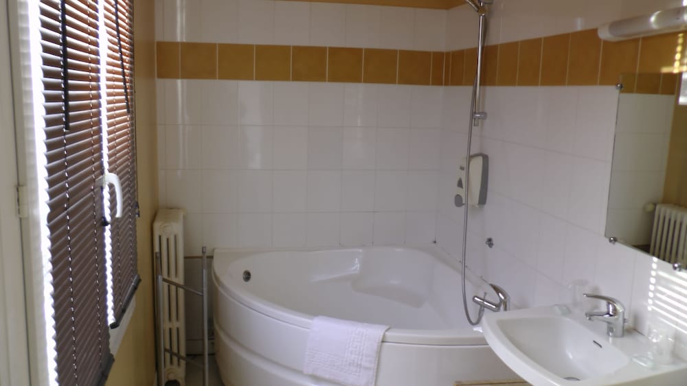 L Univers Hotel 32/41