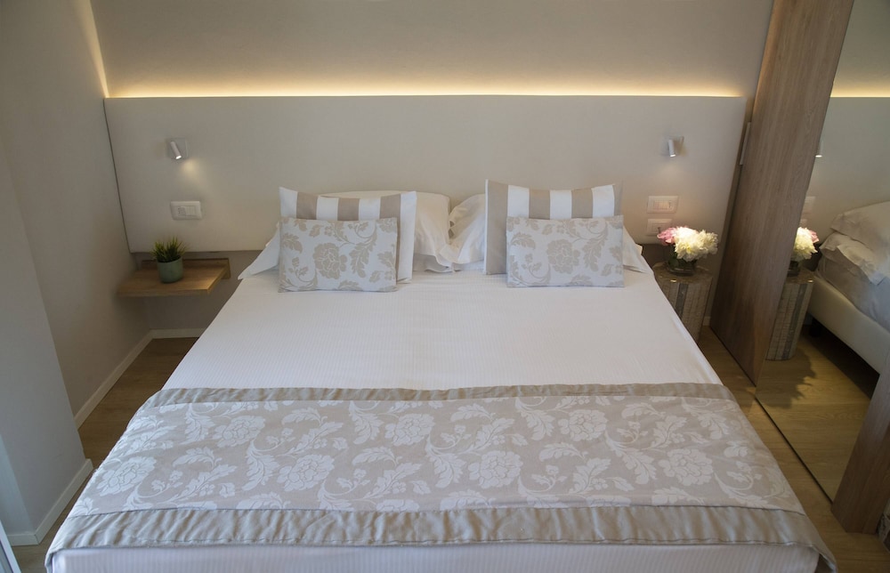 Hotel Mon Cheri 34/73