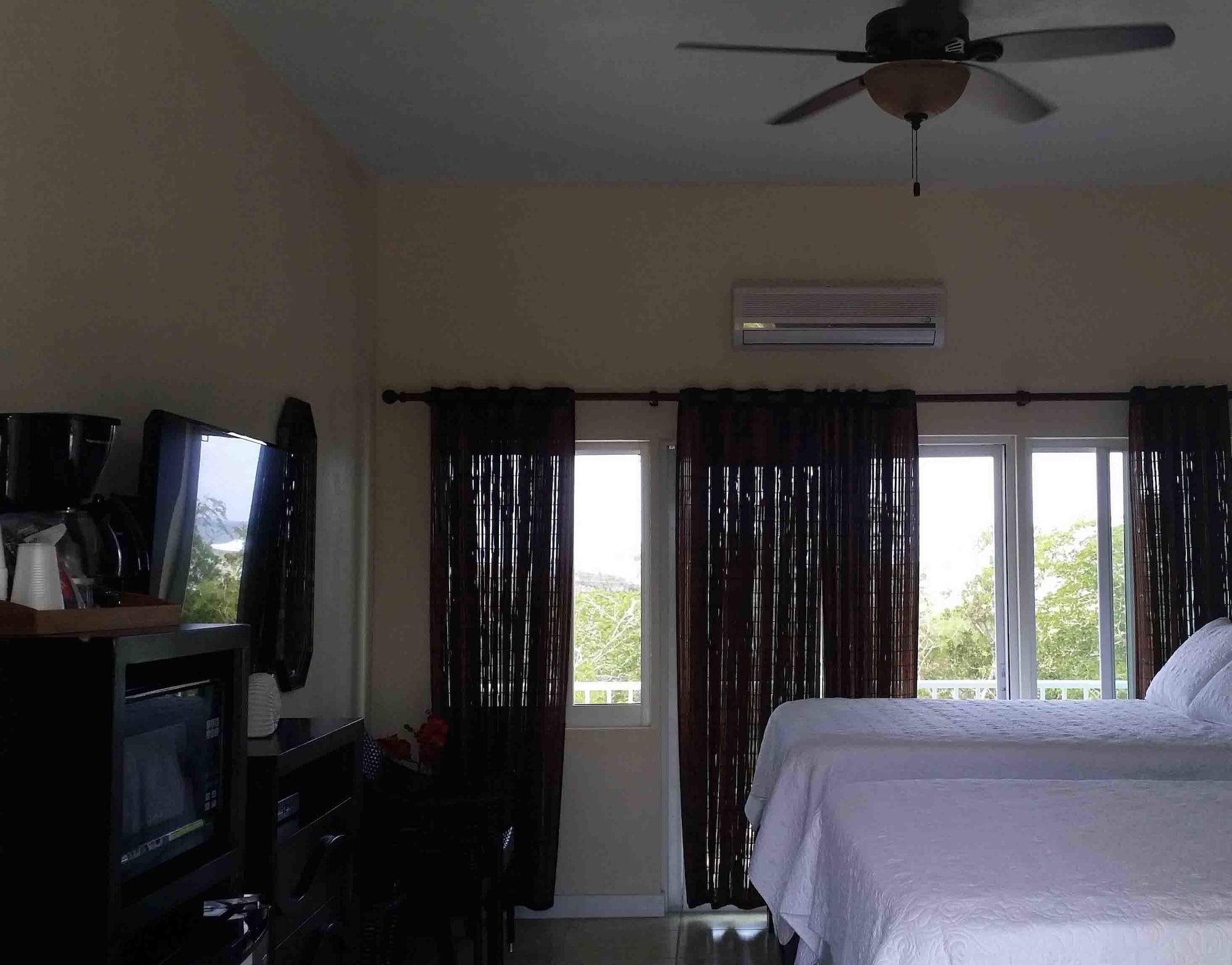 استوديو ديلوكس بسرير كينج بإطلالة على البحر، Harbor Breeze Villas 4/9