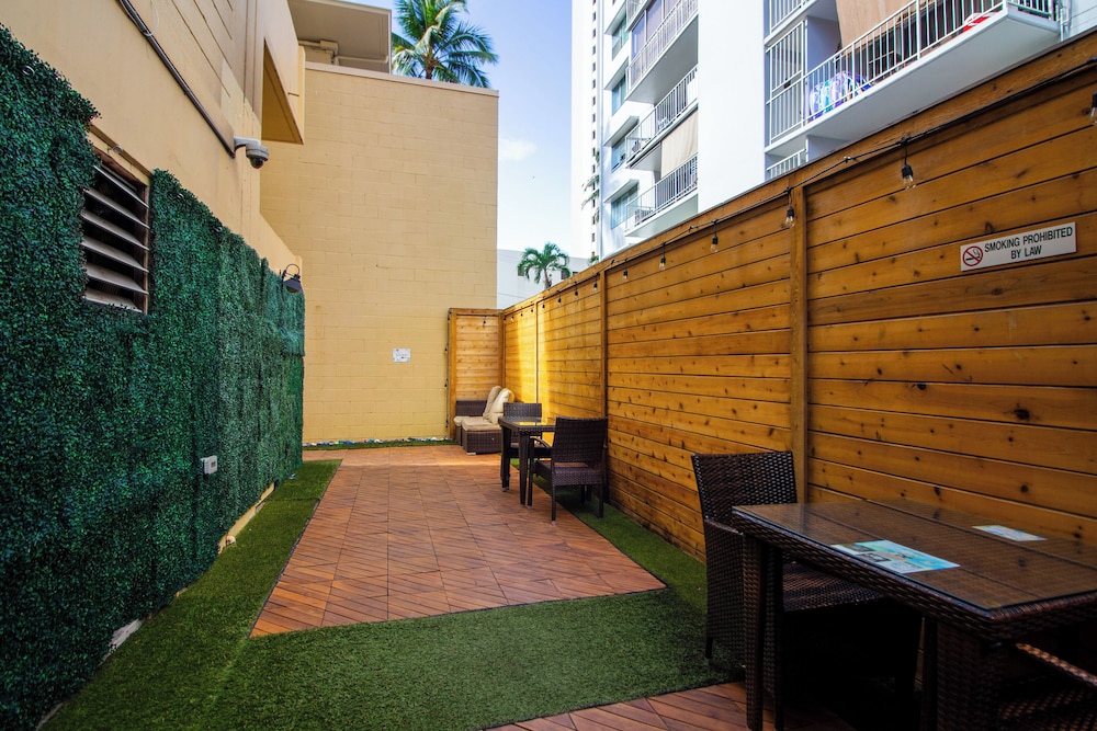 Waikiki Beachside Hostel 64/66