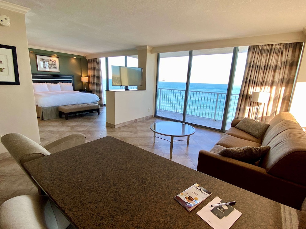 Radisson Suite Hotel Oceanfront 50/64