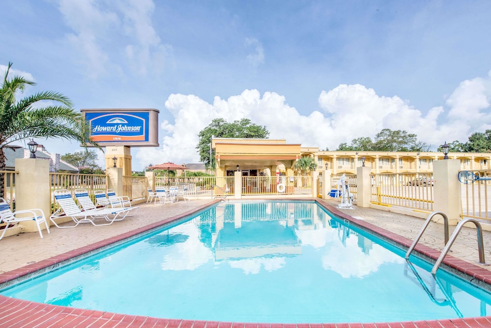Howard Johnson by Wyndham Historic Lake Charles 1/44