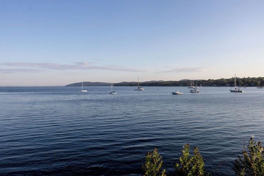 Belfast Harbor Inn 59/64