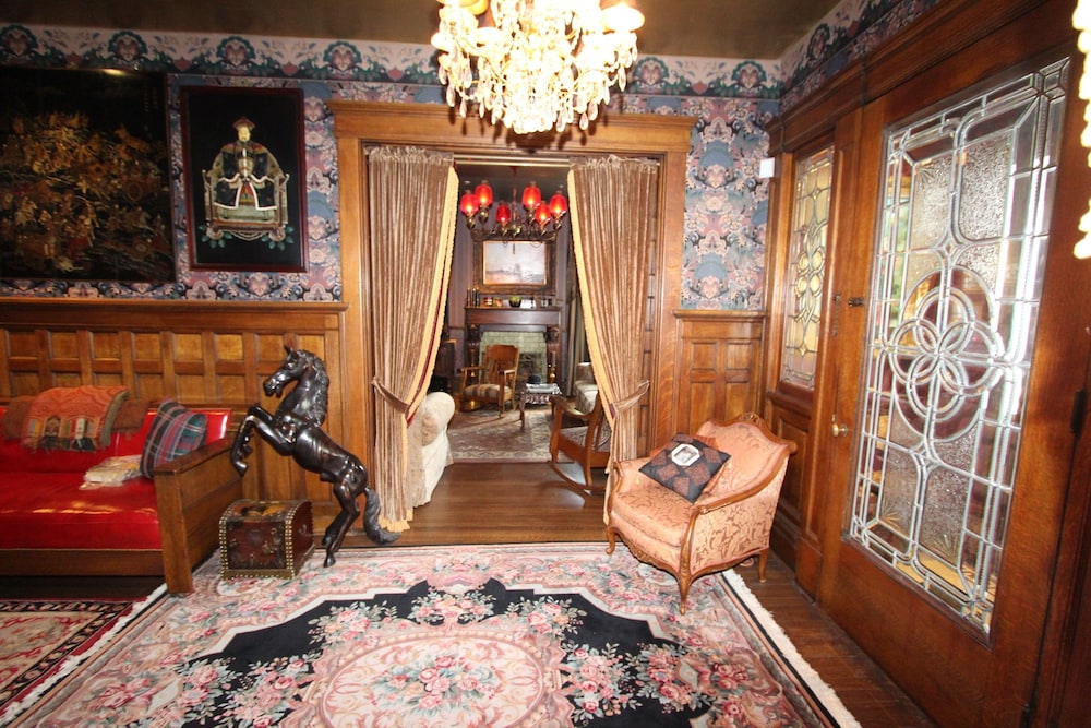South Broadway Manor Bed and Breakfast 1/72
