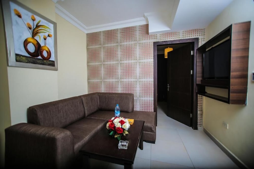 Lancaster Hotel Apartments-Gardens 24/47