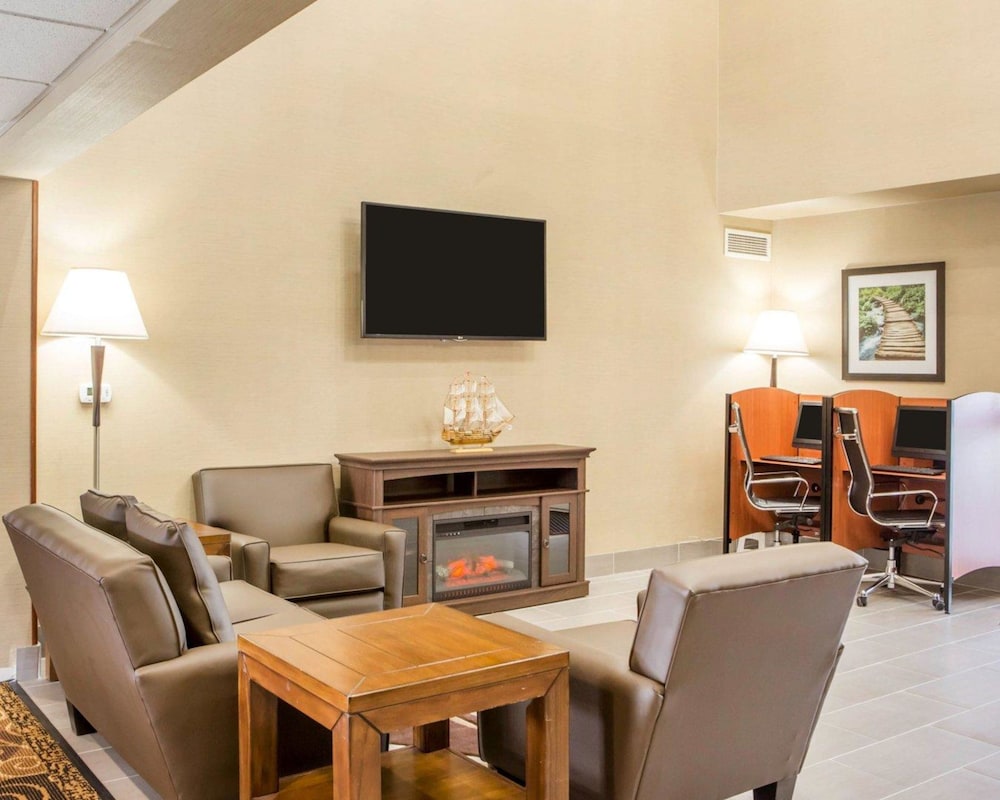 Hawthorn Extended Stay by Wyndham Oak Creek 18/20