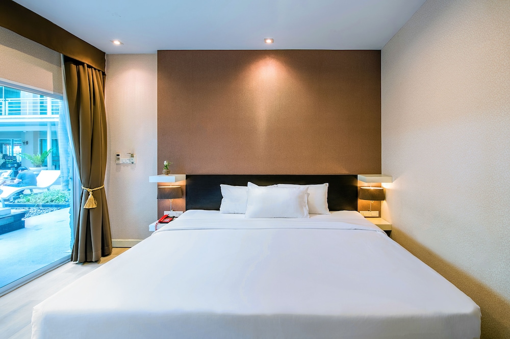 Deluxe, Double Bed, Pool Side