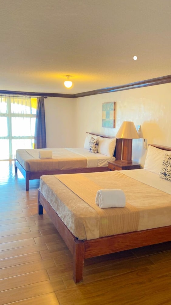 Premier, Family, 1 Single and 3 Queen Beds