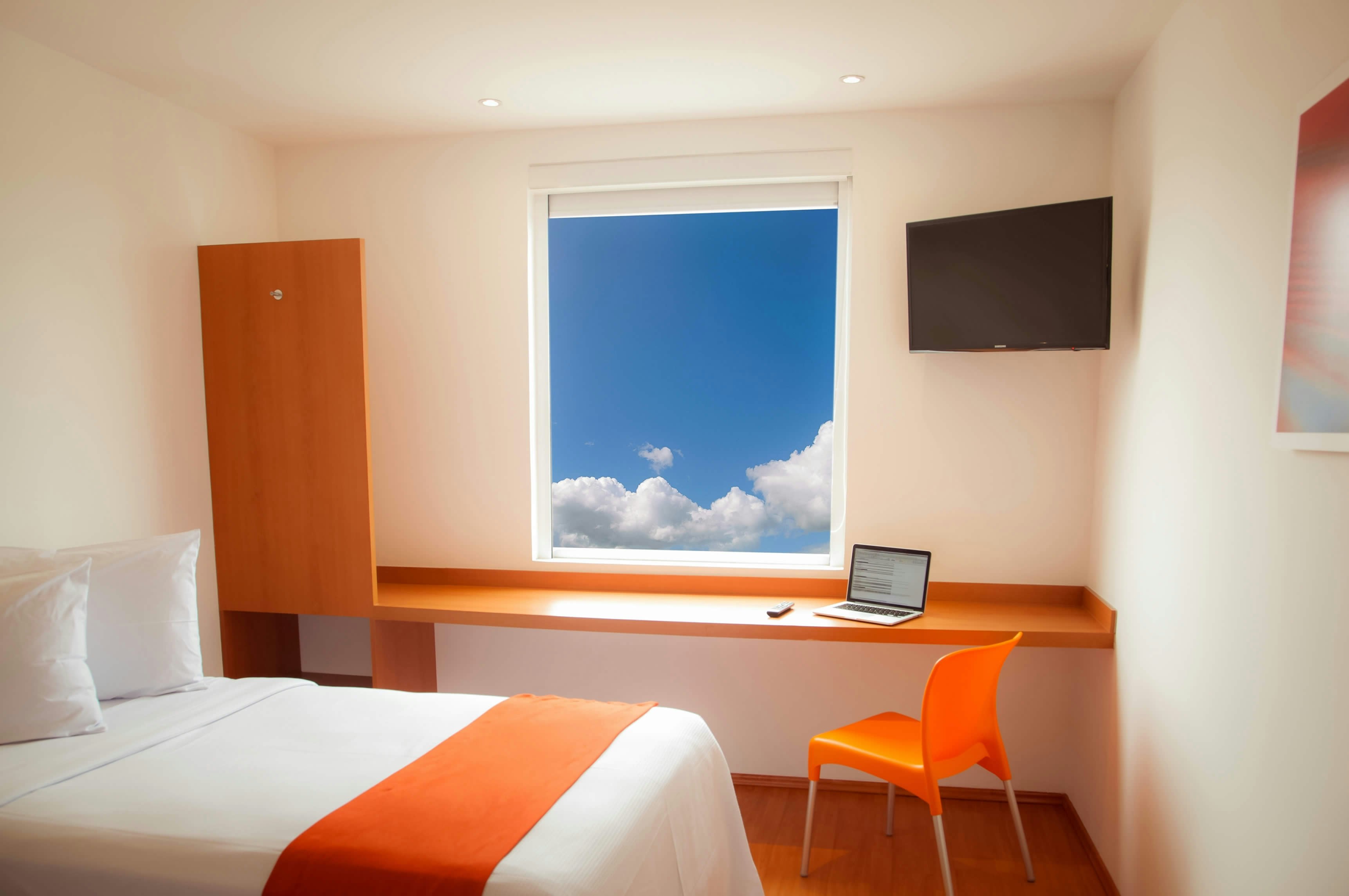 One Monclova Hotel 5/50