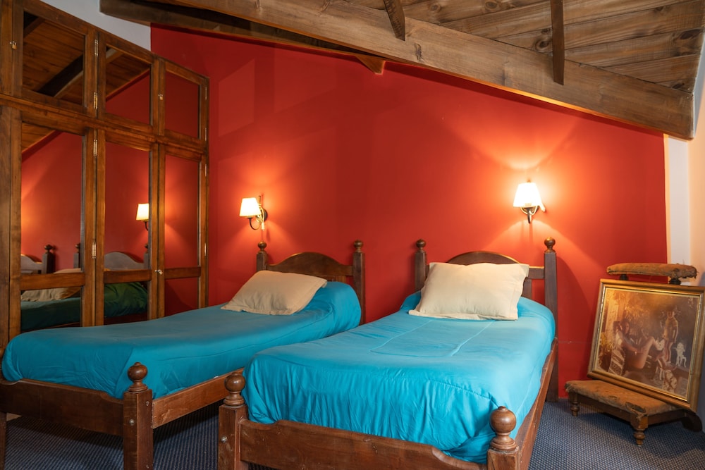 STANDARD, TWIN BEDS, SHARED BATHROOM