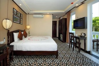 Golden Bell Backpacker Hotel and Pool Bar 23/59