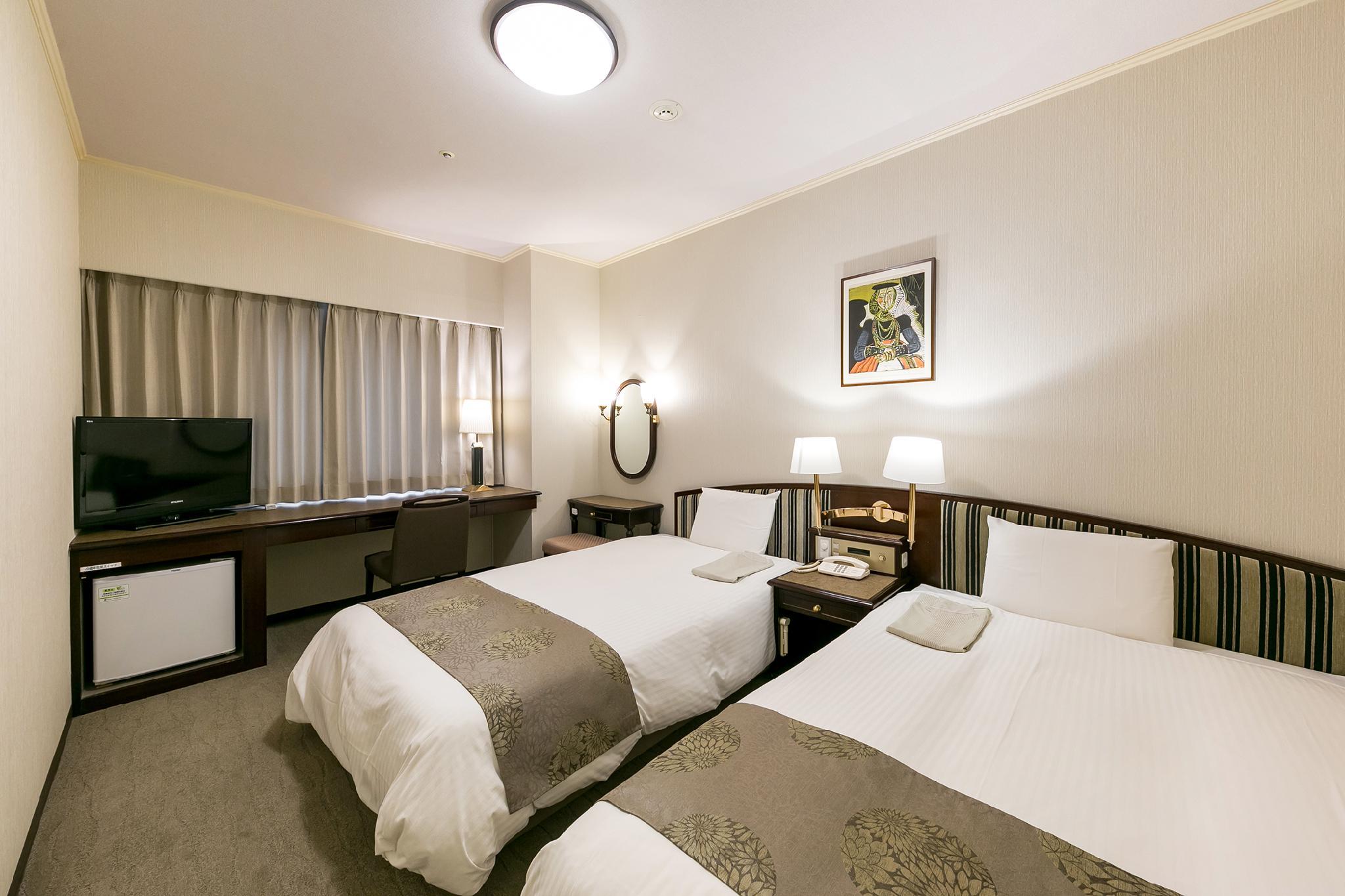 Room, Twin Beds, Smoking