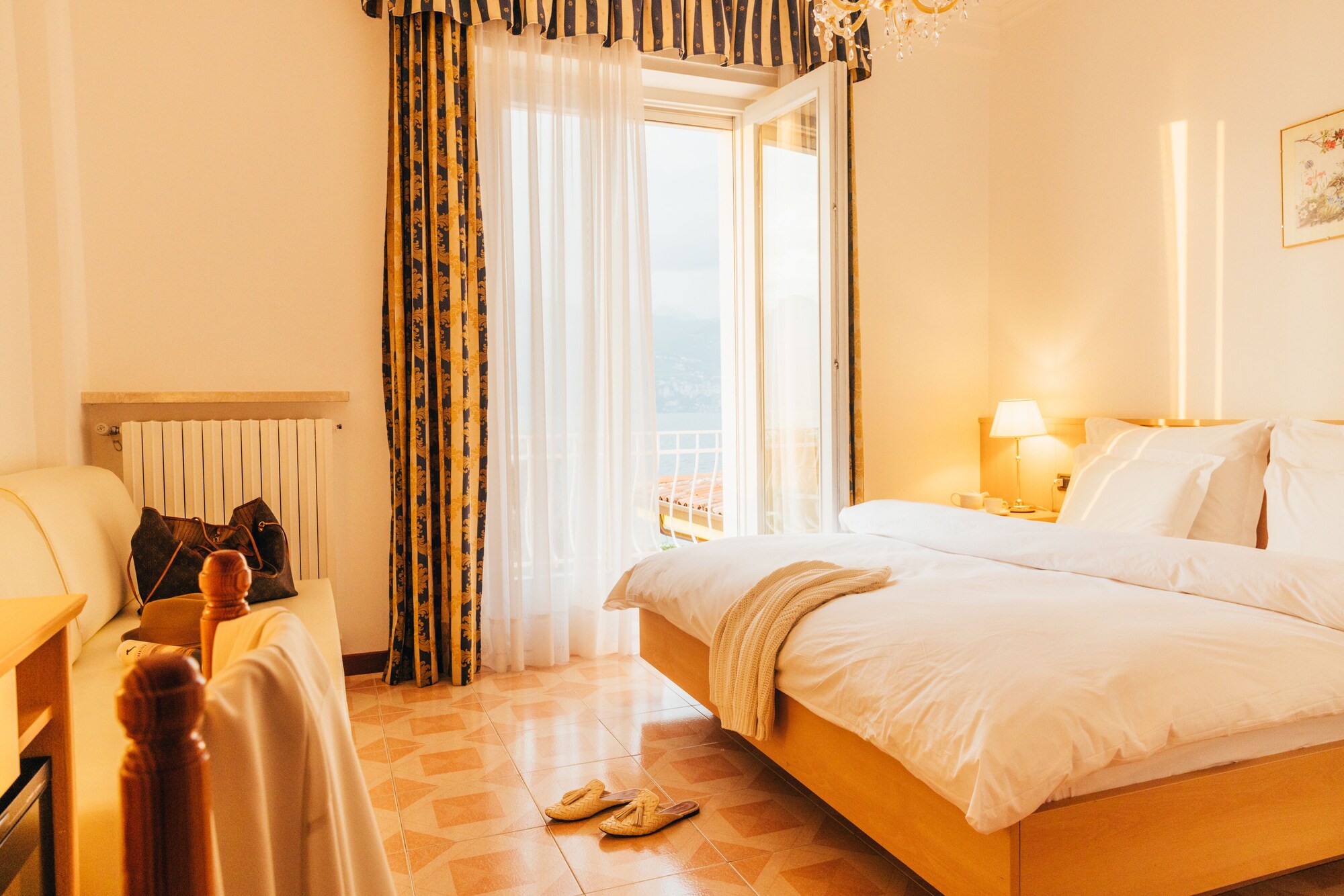ROOM, DOUBLE BED, LAKE VIEW