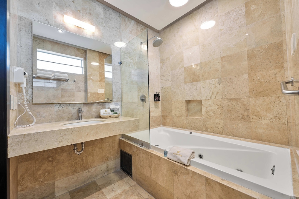Hotel Estancia Business Class 44/50