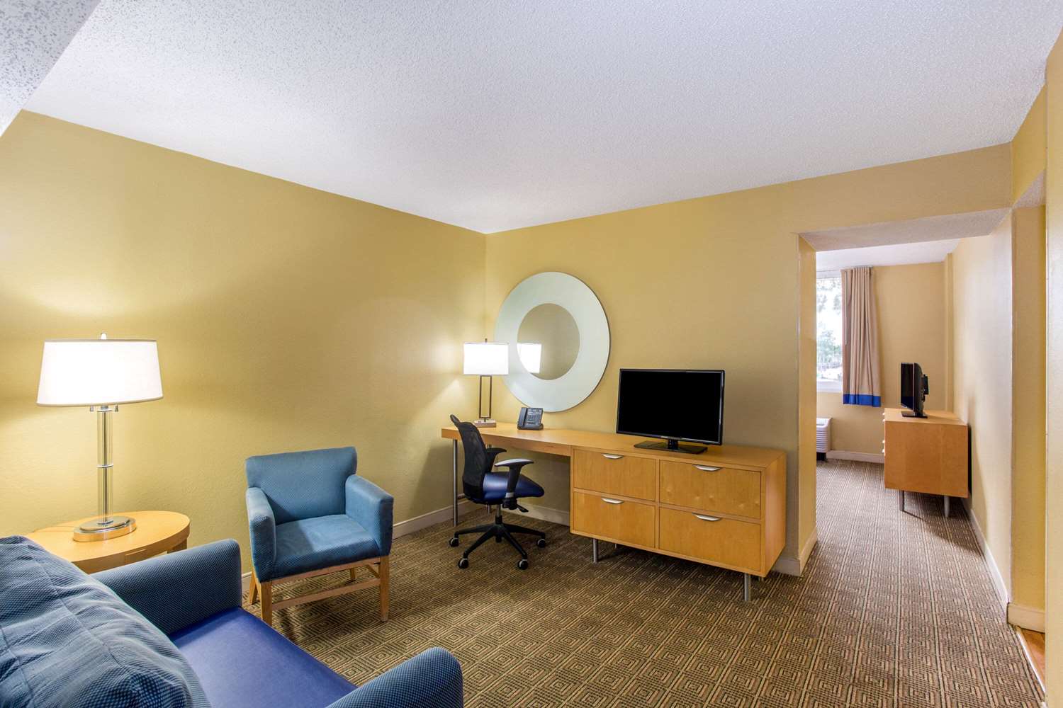 La Quinta Inn & Suites by Wyndham Sarasota Downtown 32/52