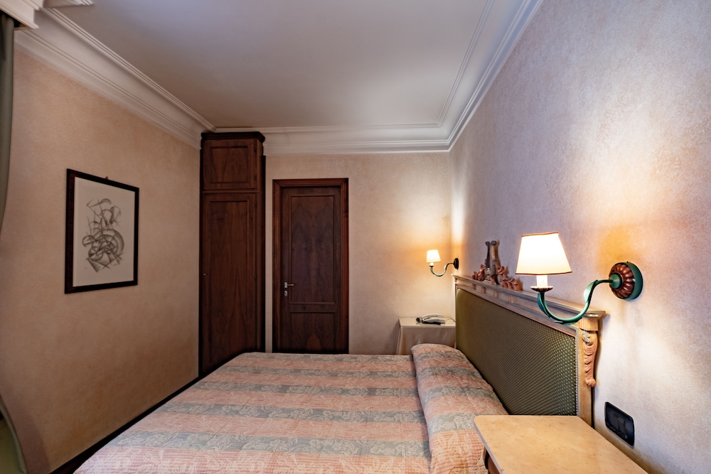 ROOM, SINGLE, DOUBLE BED