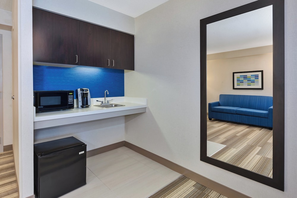 Holiday Inn Express Suites Blackburg University Area 73/74