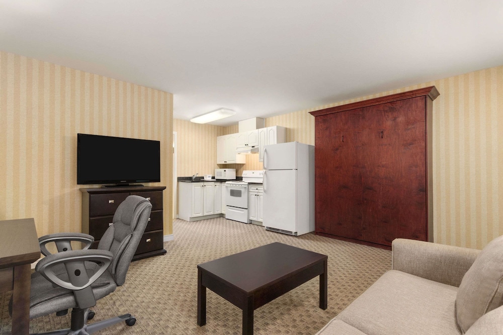 Travelodge By Wyndham Kamloops Mountview 53/69