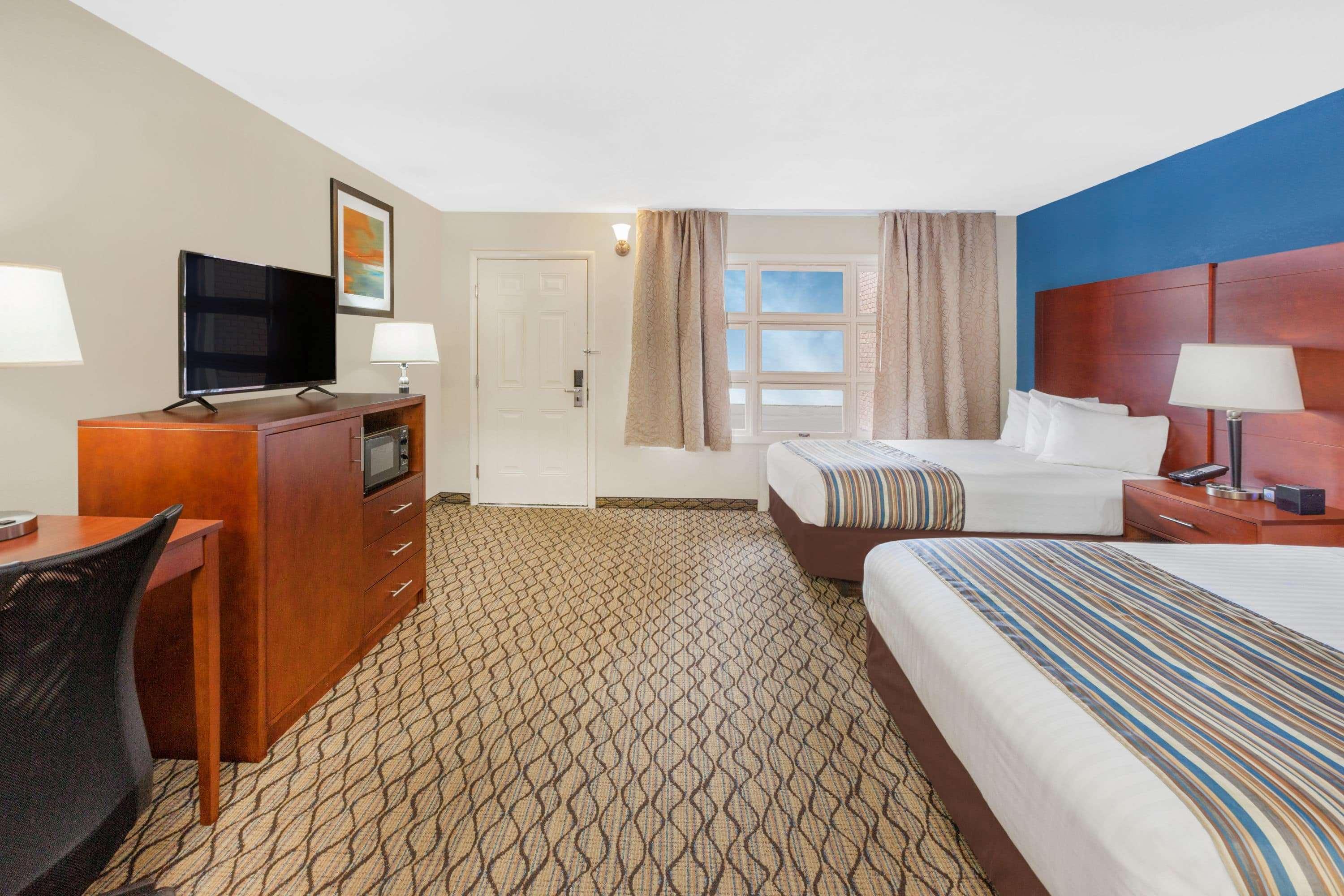Room, 2 Queen Beds, Court Side, Lounge Access