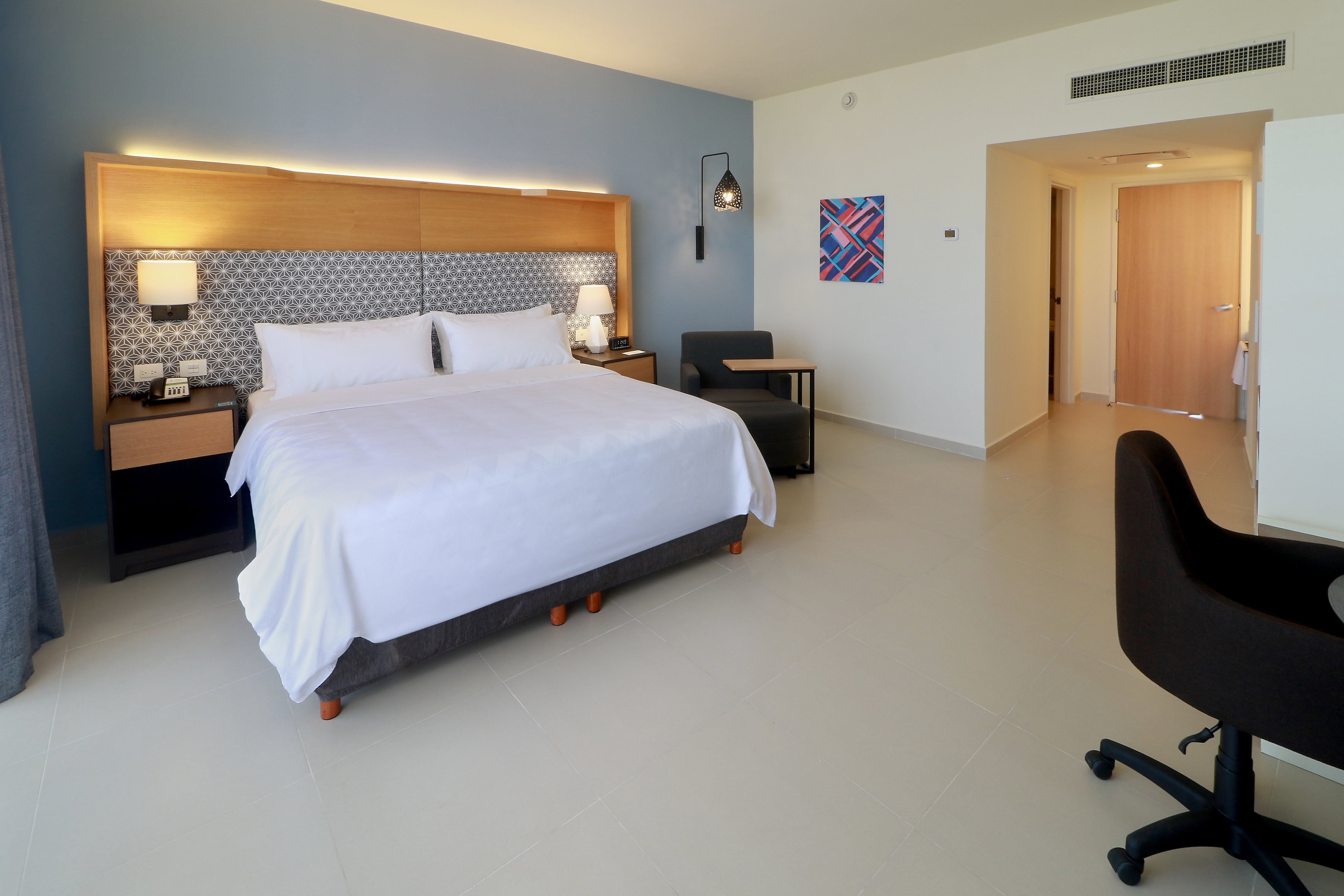 Standard, King Bed, Club Floor