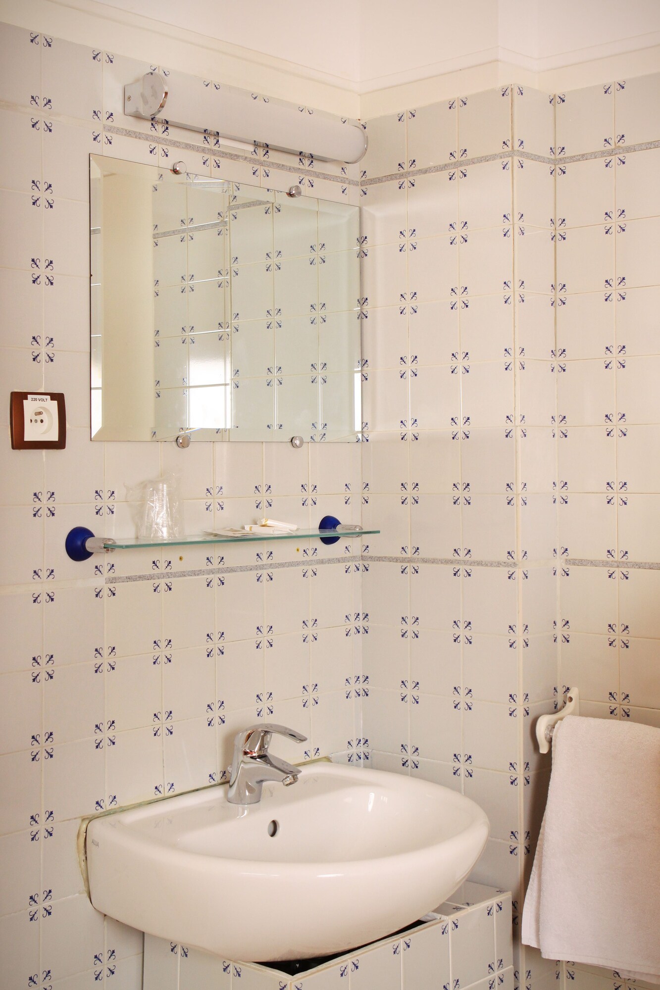 ROOM, SINGLE, SHARED BATHROOM