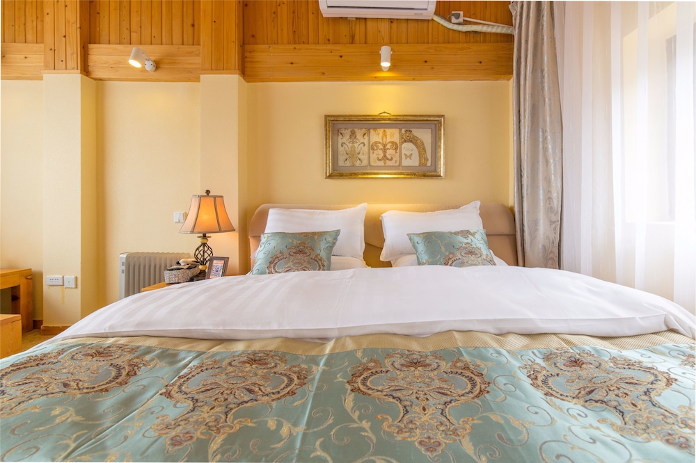 C'est La Vie Boutique Inn 20/50