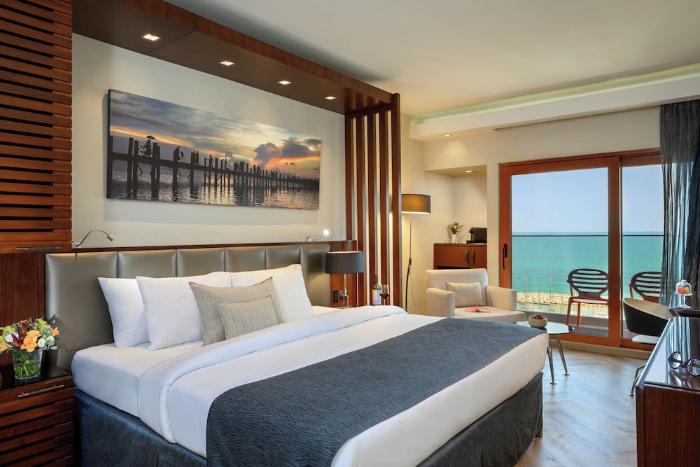 ROYAL, EXECUTIVE, TWIN BEDS, PARTIAL SEA VIEW