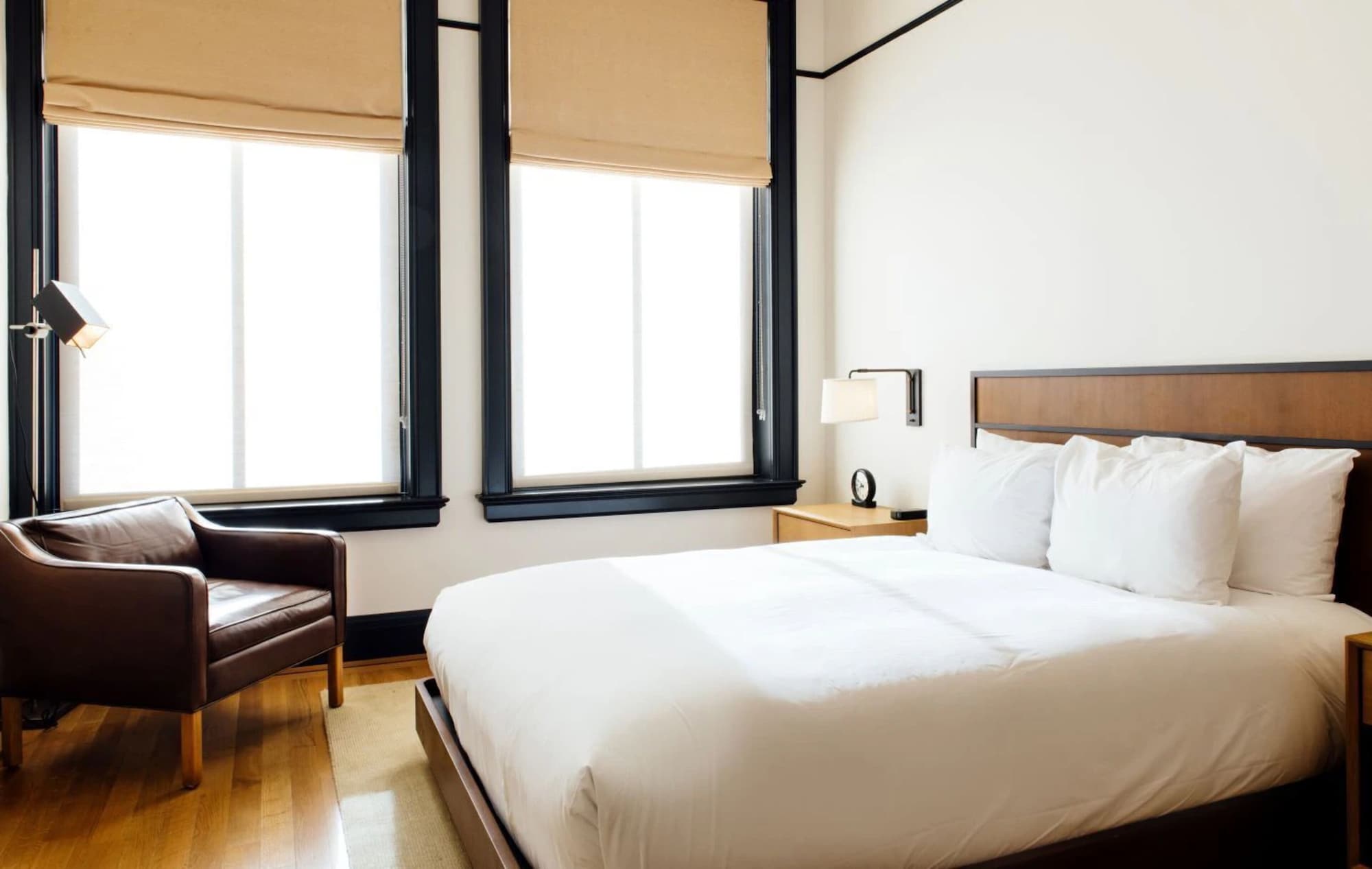 ROOM, QUEEN BED
