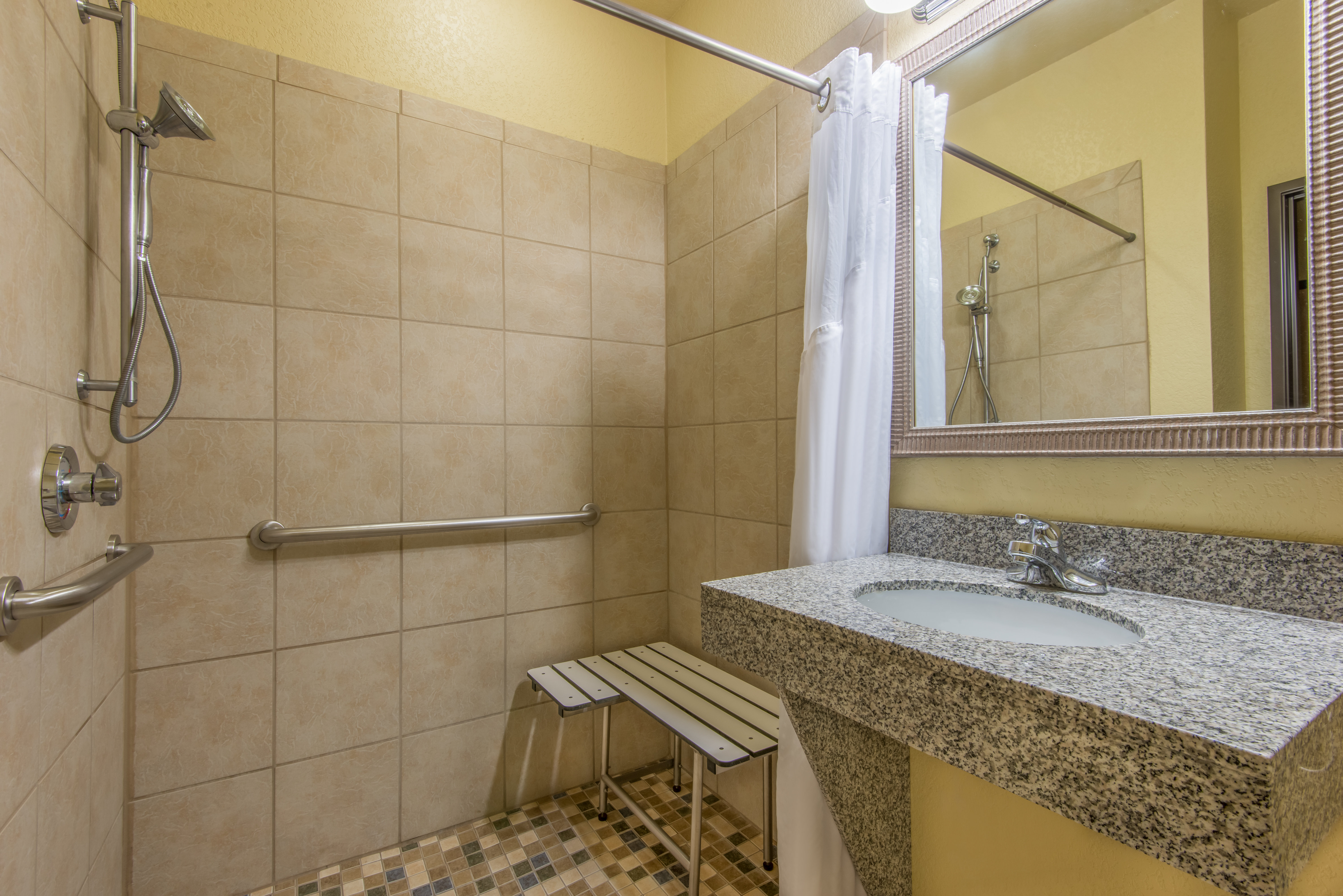 غرفة بسرير كينج لذوي الإعاقة، Holiday Inn Express Hotel And Suites el Dorado Ks 2/2