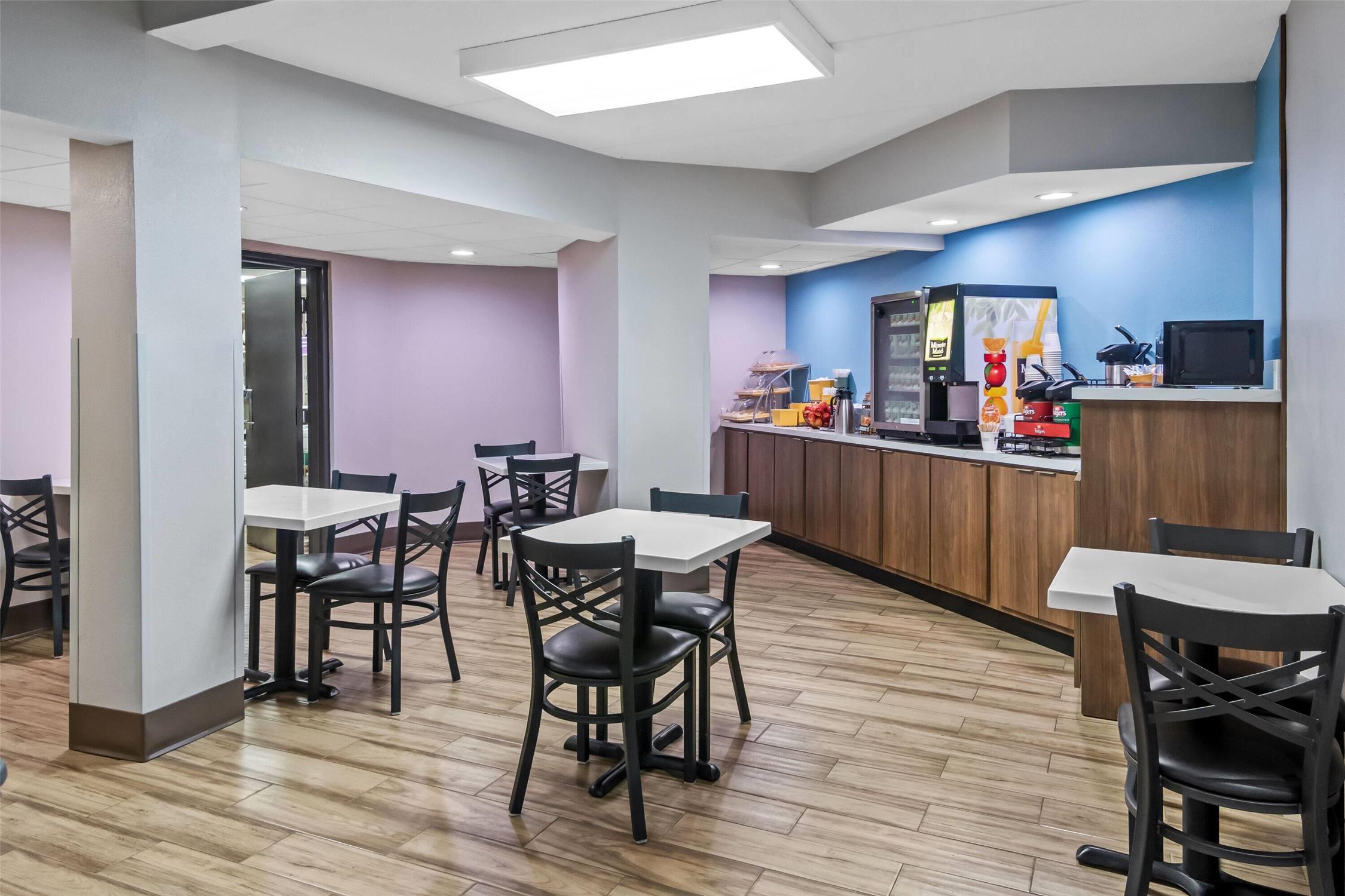 Days Inn & Suites by Wyndham DeSoto 27/44