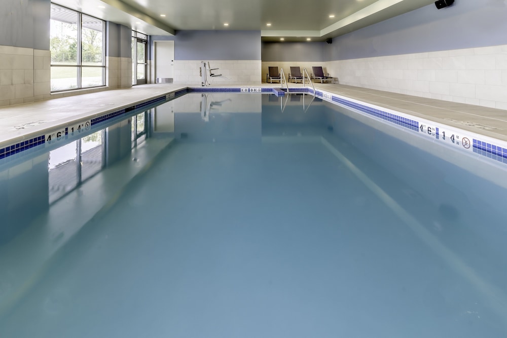 Holiday Inn Express & Suites Milwaukee - West Allis 52/61