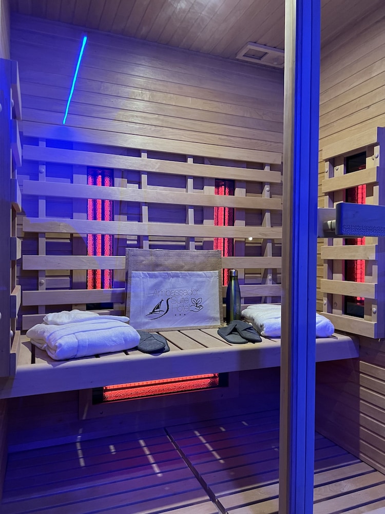 Hotel Ambassador Suite 38/73
