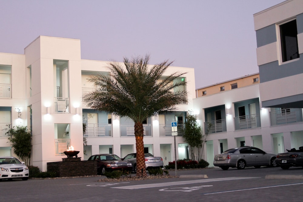 Lotus Boutique Inn Suites 42/57