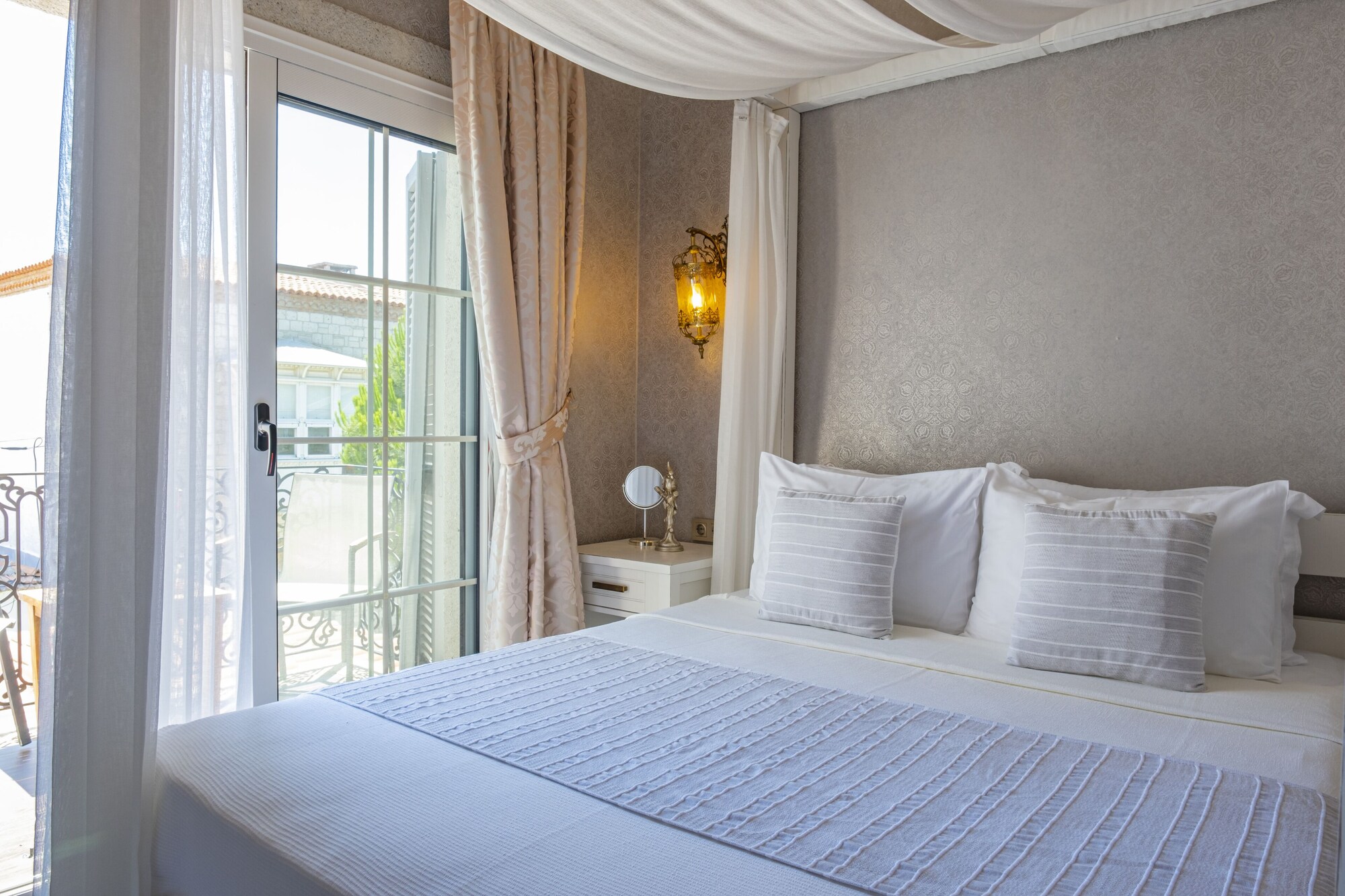 Deluxe, Balcony