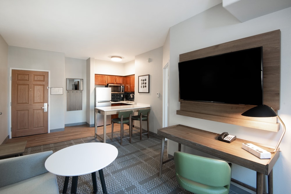 Staybridge Suites Phoenix-Glendale 32/65